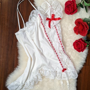 JADIN vintage lacy corselette, white lace red satin ribbon Merry Widow, 4 garter clips, kitsch retro lingerie glamour intimates 1980s image 5