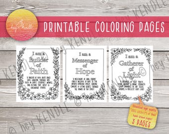 Pode incluir: Páginas para colorir imprimíveis com três designs. Cada design apresenta bordas florais e textos inspiradores: "Construtor de Fé", "Mensageiro da Esperança" e "Coletor de Luz". Desenhados à mão, disponíveis em PDF.