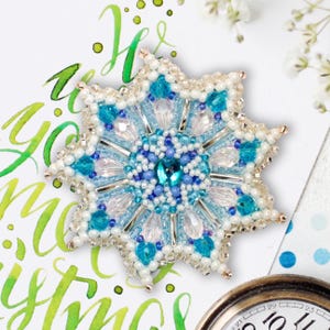 DIY-Set für eine Schneeflocken-Perlenbrosche, winterliches Perlenstickset, handgefertigte Schneeflocken-Perlensticksets, Geschenkidee für Mama oder Oma, Abris Art