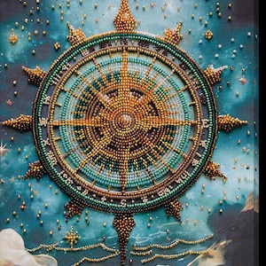 Pode incluir: Um design detalhado de rosa dos ventos com contas douradas, verde-azulado e castanhas, sobre um fundo azul estrelado. A obra de arte apresenta um intrincado trabalho de contas, criando um efeito texturizado e dimensional. A rosa dos ventos é o foco central.