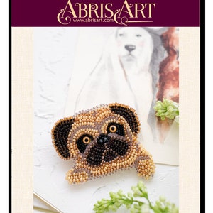 Può includere: Un kit per ricamo con perline con un design a carlino. Il kit include un modello dettagliato e materiali per creare una spilla a carlino con perline. Il prodotto finito misura circa 7,7 x 6 cm. Da Abris Art.