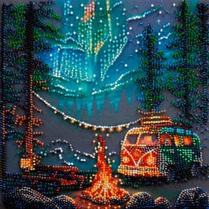 Puede incluir: Una obra de arte hecha con cuentas que representa una escena nocturna con una fogata, una furgoneta vintage y pinos altos bajo una aurora boreal vibrante. La composición utiliza cuentas de vidrio coloridas para crear textura y luz.