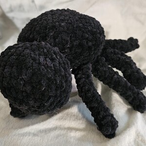 Araña de peluche tejida a crochet: juguete de peluche hecho a mano