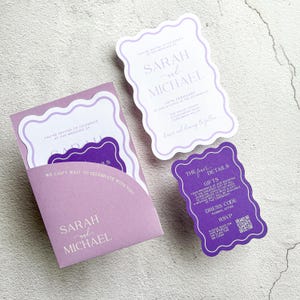 Juego de invitaciones de boda con diseño moderno de ondas y capas en color morado y lavanda, troqueladas, impresas para bautizos y cumpleaños