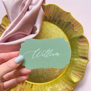 Beugelvormige plaatskaarten voor bruiloften Gevormde gestanste bedrukte naamkaartjes - kies je kleur en lettertype