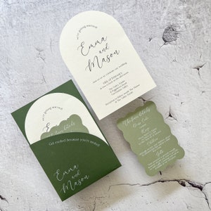 Set di inviti per matrimonio moderni a onde stratificate con tasca ad arco in avorio e verde salvia, fustellati, stampati per battesimo - battesimo - compleanno