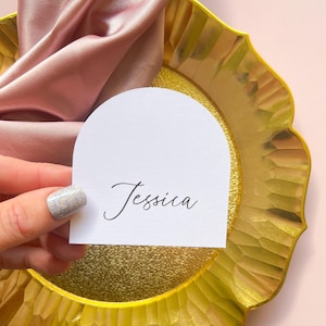 Boogvormige plaatskaarten voor bruiloften Gestanste gestanste naamkaartjes - kies je kleur en lettertype