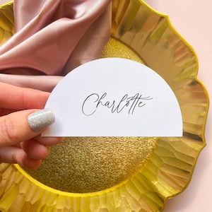 Halve cirkelvormige bruiloftshalve cirkel plaatskaarten vormige gestanste bedrukte naamkaartjes - kies je kleur en lettertype
