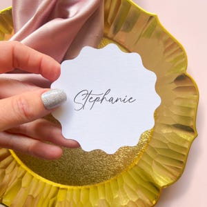 Golvende ronde cirkelvormige plaatskaarten voor bruiloften Gestanste gestanste bedrukte naamkaartjes - kies je kleur en lettertype