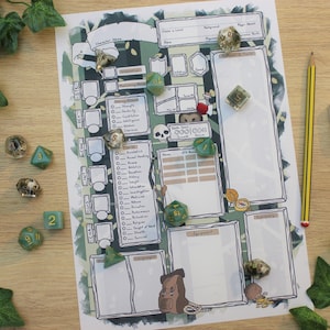Op de afbeelding: Een groen en bruin karakterblad voor een rollenspel, met een schedel en gekruiste beenderen ontwerp. Er zijn verschillende dobbelstenen op het blad, waaronder een rode d20, een groene d6 en een groene d4. Het blad heeft ruimte voor de naam van het personage, de klasse, het niveau, de achtergrond, het ras, de uitlijning, en meer.
