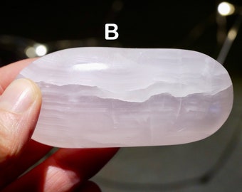 Mangano Calcite Palm Stone UV-reactive, oval Pink Calcite