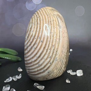 Indulge in the serene beauty of our Beige Creamy Agate Freeform
Size: approx. 4.5 inches
Weight: 737 grams = 26oz