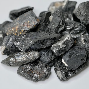 Raw Black Tourmaline Crystal 2-4cm untreated and natural stone from Brazil