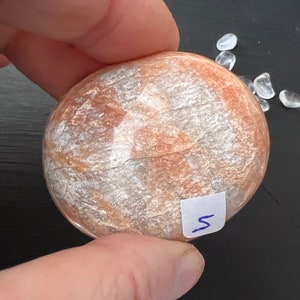 Garnierit Handschmeichler Stein auffällig Schwarz Mondstein und Pfirsich Mondstein können Sie wählen No.5 Peach Moonstone