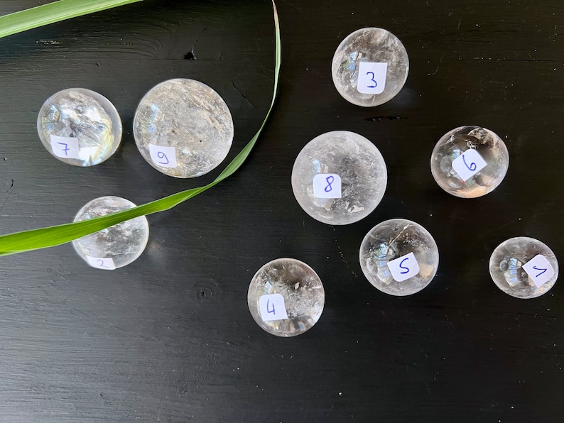 Sphère de quartz clair, vous pouvez choisir de petites sphères de pierre avec des inclusions d'arc-en-ciel image 1