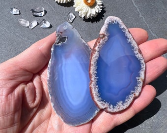 Fatias de ágata perfuradas, placas de geodo coloridas e polidas com furo do Brasil em azul, laranja, amarelo e azul-petróleo