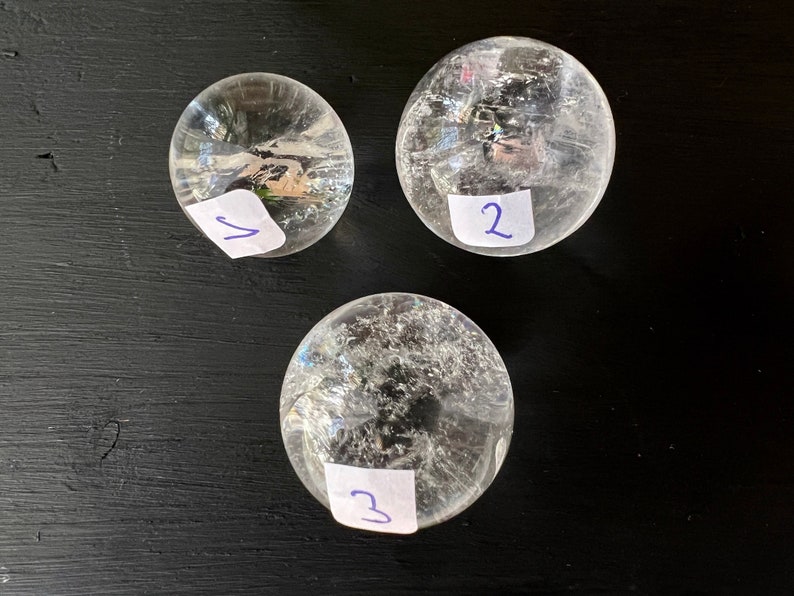 Sphère de quartz clair, vous pouvez choisir de petites sphères de pierre avec des inclusions d'arc-en-ciel image 3