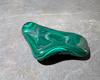 Malachite Palm Stone 2.3 inches GreenThumb Stone