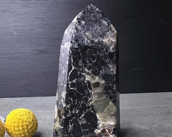 Torre di iolite, quarzo fumé, ematite, inclusioni di pietra del sole, punta di pietra levigata