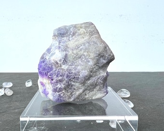 Ejemplar raro de hackmanita sobre base acrílica – Mineral de sodalita reactivo a los rayos UV / Pieza de colección fluorescente