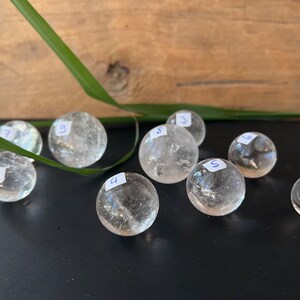 Sphère de quartz clair, vous pouvez choisir de petites sphères de pierre avec des inclusions d'arc-en-ciel image 2