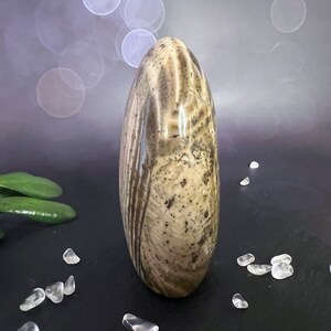 Indulge in the serene beauty of our Beige Creamy Agate Freeform
Size: approx. 4.5 inches
Weight: 737 grams = 26oz