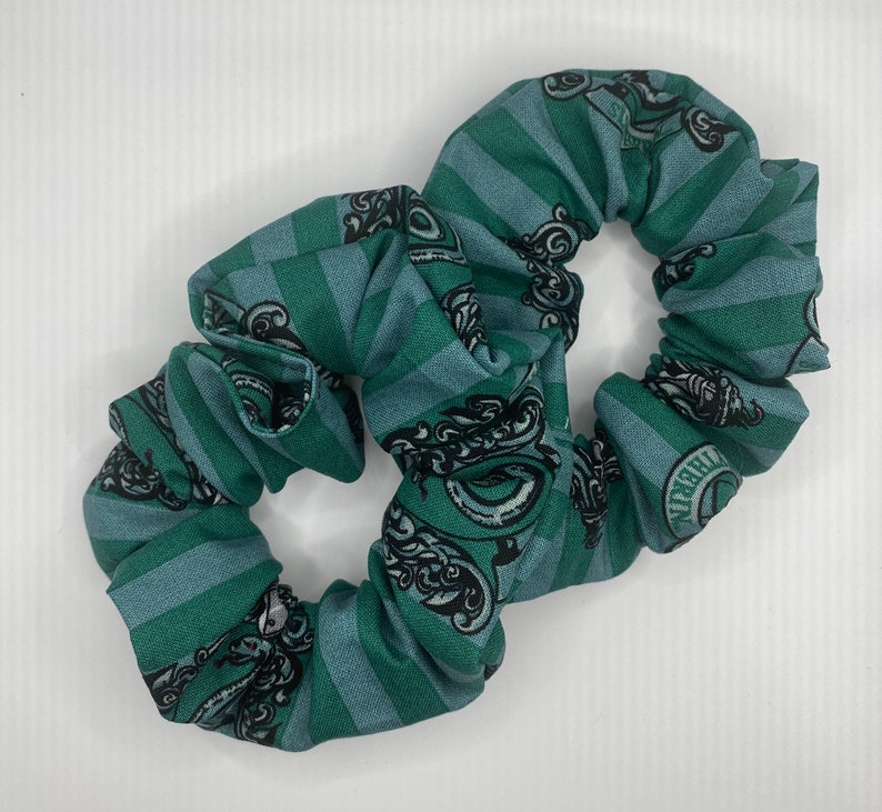 Wizard World School Scrunchies Wizard World Scrunchies HP Scrunchies Grynffindor, Hufflepuff, Ravenclaw, Serpentard Scrunchies Slytherin