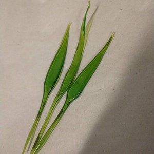 Set of 3 green leaves for sticking. Matches my snowdrops, daffodils and tulips. Made of green Lauscha glass