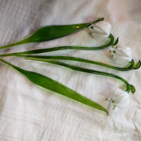 Un bel ensemble de coupes et feuilles de mars à mettre dans un vase ou un pot de fleur