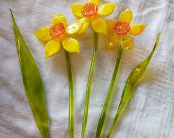 Narzissen Set bestehend aus 3 Blüten und zwei Blättern. Zum Stecken in eine Vase oder einen kleinen Blumentopf