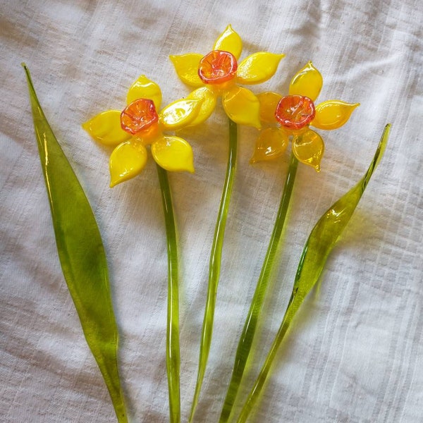 Narzissen Set bestehend aus 3 Blüten und zwei Blättern. Zum Stecken in eine Vase oder einen kleinen Blumentopf
