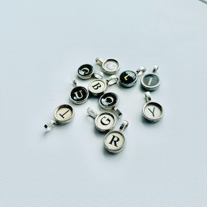 Collar con colgante de monograma con llave de máquina de escribir antigua