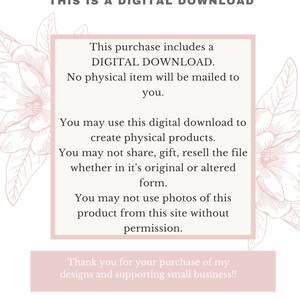 Pu&ograve; includere: Annuncio di download digitale con testo su sfondo rosa chiaro. Il testo indica che l'acquisto include un download digitale, nessun articolo fisico verr&agrave; spedito e diritti di utilizzo. Illustrazioni floreali incorniciano il testo.