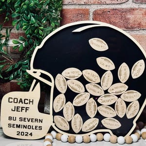 Digitale Datei für personalisierte Football Helm SVG | SVG-Datei für Erinnerungsstücke der Fußball-Mannschaft | DIY Fußball-Trainer Geschenk, 3D Holz Display Design