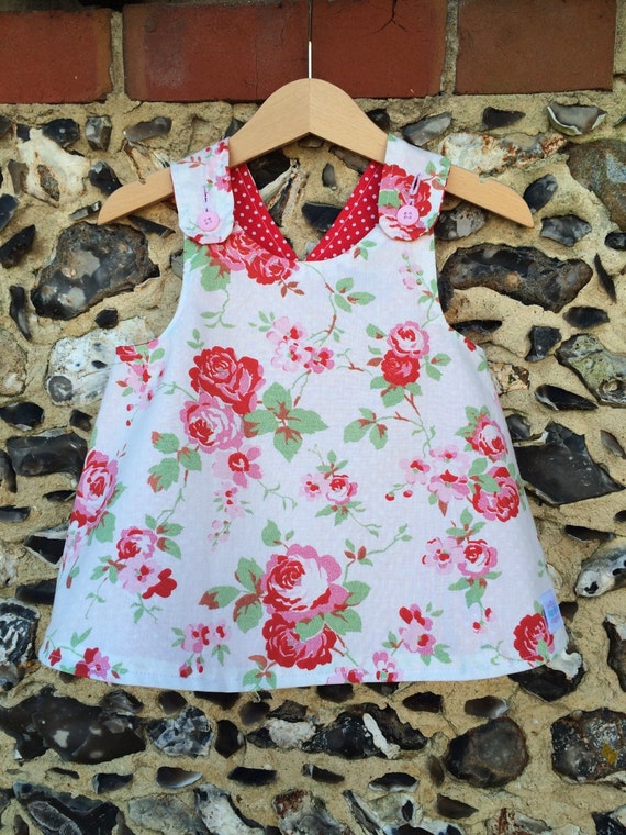 Hecho a mano Delantal Vestido 6-12 Meses Bebé Niñas Hermoso Crema Tela Floral