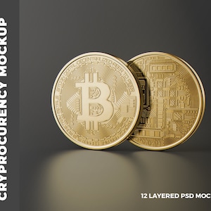 Può includere: Due monete di criptovaluta Bitcoin color oro con un design a circuito stampato. La moneta a sinistra ha il simbolo Bitcoin al centro. Il testo "BITCOIN DIGITAL-CENTRALIZED-PEER TO" è sul bordo della moneta. Il testo "12 LAYERED PSD MOCKUP" è nella parte inferiore dell'immagine.