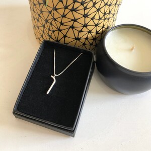 Letra V, colar minimalista, joias minimalistas, letra hebraica, colar de letras, colar de letras de prata, letra pendente, letra Vav