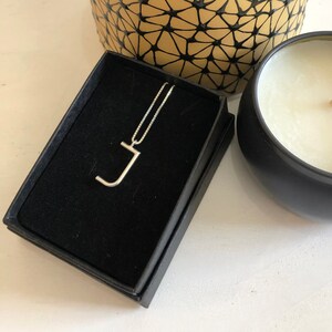 Letra C, colar minimalista, joias minimalistas, letra hebraica, colar de letras, colar de letras de prata, pingente de letra, letra Caf