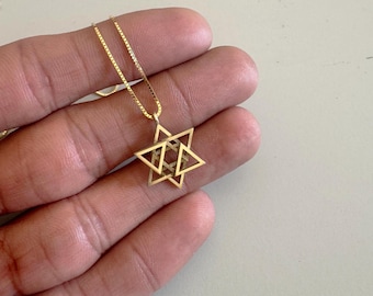 Könnte beinhalten: Eine goldene Kettenkette mit einem goldenen Davidstern-Anhänger. Der Anhänger besteht aus zwei sich überlappenden Dreiecken.
