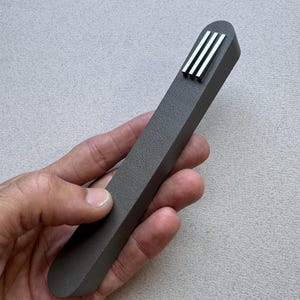 Handgefertigte dunkelgraue Mezuzah Tasche, Minimalist Geometric Bohemian