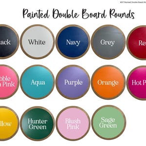 Puede incluir: Una colecci&oacute;n de c&iacute;rculos de madera pintados en varios colores, incluyendo negro, blanco, azul marino, gris y rojo. La imagen tambi&eacute;n presenta c&iacute;rculos en rosa chicle, aguamarina, morado, naranja, rosa intenso, amarillo, verde cazador, rosa rubor y verde salvia. El texto dice "Painted Double Board Rounds."