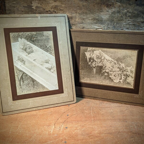 Ensemble de 2 photographies de carte de cabinet de deuil victorien d'une jeune fille dans un cercueil blanc funérailles en plein air