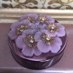 Vintage 1960&#39;s flower decoration on Rootbeer Aluminum Compact