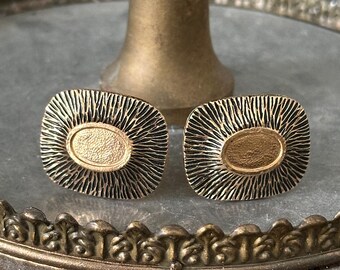 Fabulous Vintage Gold Tone Cuff Links