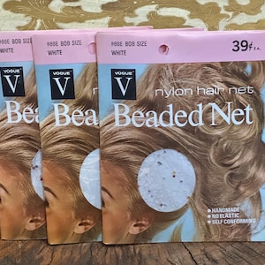 Puede incluir: Tres paquetes de redes para el cabello de nylon blanco con cuentas, etiquetados como "Vogue Beaded Net" con el texto "#86E Bob Size White" y "nylon hair net" y "Handmade, No Elastic, Self Conforming".
