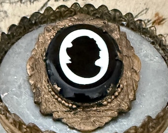 Victorian Black & White Silhouette Cameo Brooch