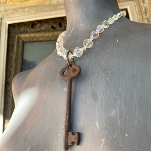 Collana vintage in cristallo con chiave vintage in metallo