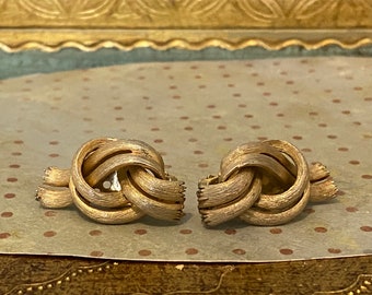 Vintage gold tone Lisner clip earrings