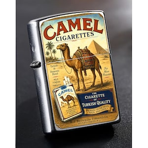 Puede incluir: Un encendedor de metal plateado con un dise&ntilde;o de Camel Cigarettes. El dise&ntilde;o presenta un camello, pir&aacute;mides y palmeras en un paisaje des&eacute;rtico. El texto incluye "Camel Cigarettes", "Turkish & Domestic Blend" y "The Cigarette of Turkish Quality".
