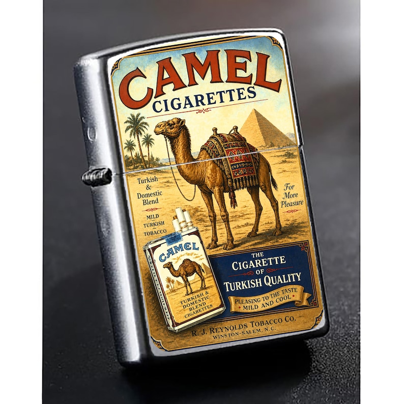 Puede incluir: Un encendedor de metal plateado con un dise&ntilde;o de Camel Cigarettes. El dise&ntilde;o presenta un camello, pir&aacute;mides y palmeras en un paisaje des&eacute;rtico. El texto incluye "Camel Cigarettes", "Turkish & Domestic Blend" y "The Cigarette of Turkish Quality".